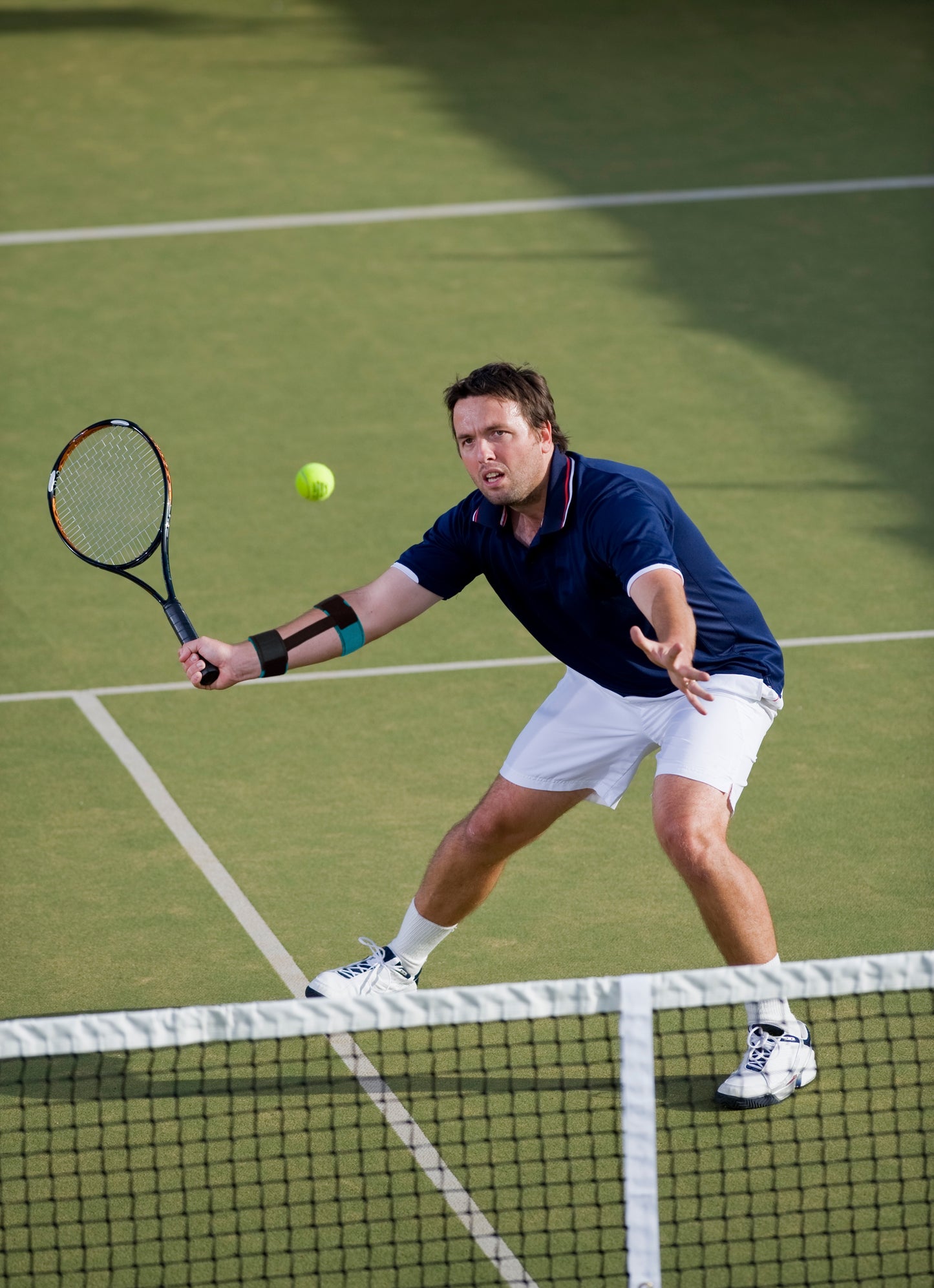 FlexaMed Tennis and Golfer's Elbow Splint. Use the Tennis and Golf Elbow Splint for tennis and golfer's elbow lateral and medical epicondylitis, tendonitis, and swelling Helps provide firm, stabilizing protection, relief and compression to the elbow Unique dual elastic straps for wrist and forearm Rigid metal stays between straps helps reduce vibration. Férula para codo de tenista y golfista.