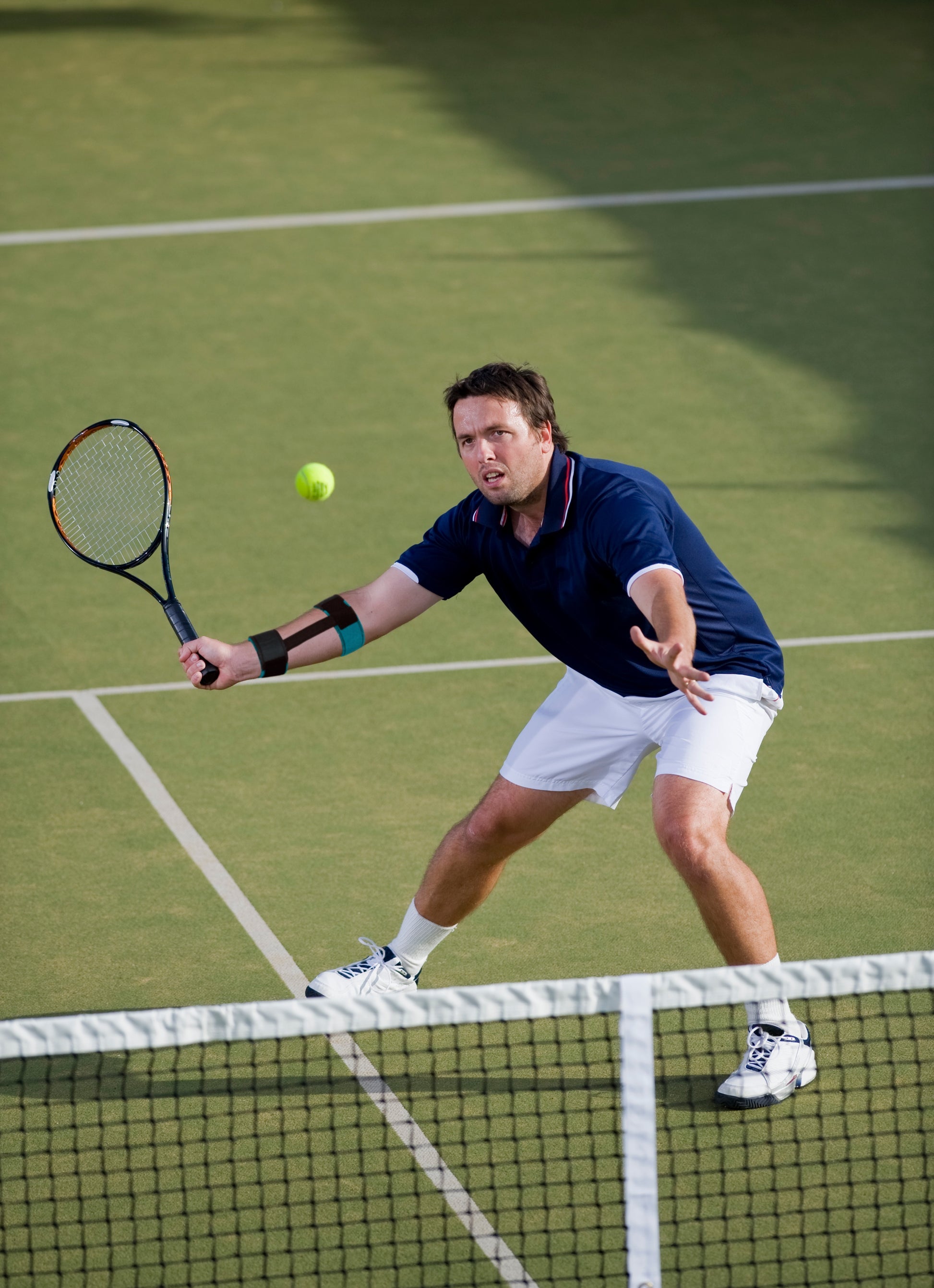 FlexaMed Tennis and Golfer's Elbow Splint. Use the Tennis and Golf Elbow Splint for tennis and golfer's elbow lateral and medical epicondylitis, tendonitis, and swelling Helps provide firm, stabilizing protection, relief and compression to the elbow Unique dual elastic straps for wrist and forearm Rigid metal stays between straps helps reduce vibration.  Férula para codo de tenista y golfista.