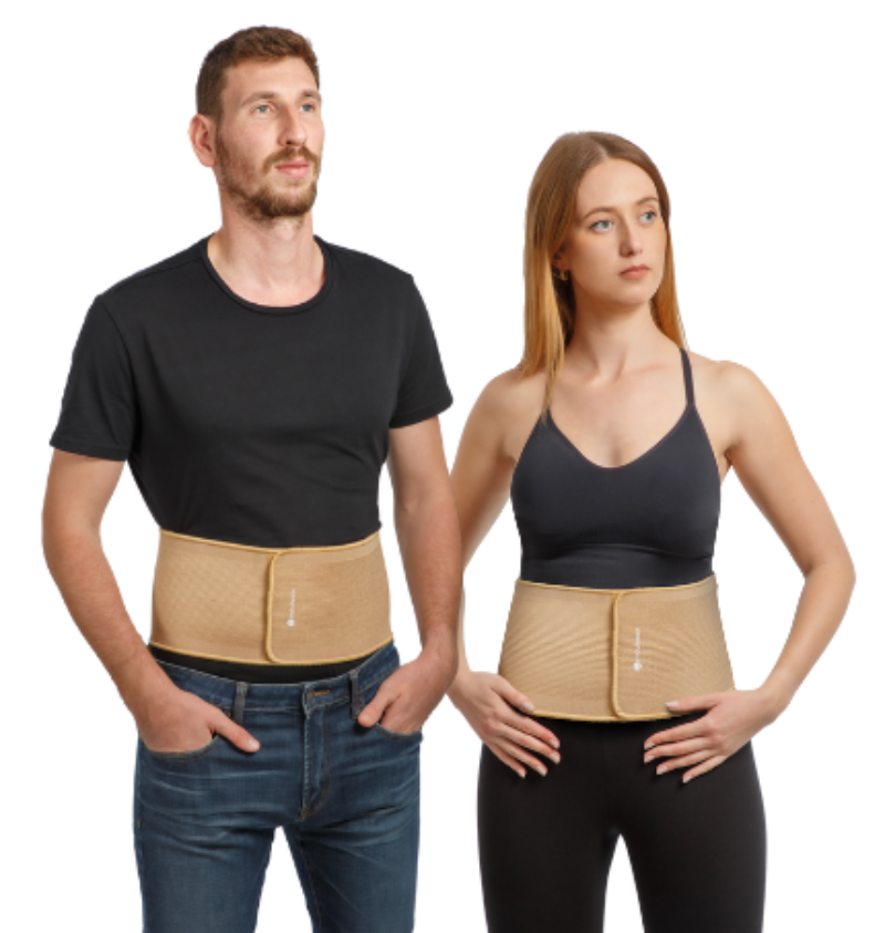 Man and woman wearing Mövibrace umbilical hernia support belts with adjustable abdominal compression